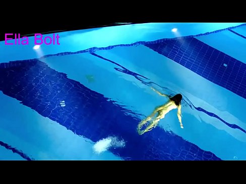 ❤️ నేను చూడటం ఆపలేను, ELLA BOLT రిసార్ట్ పూల్లో నగ్నంగా ఈత కొడుతూ దొరికిన యువ అందగత్తె ❤️❌ పోర్నో మా వద్ద ❤